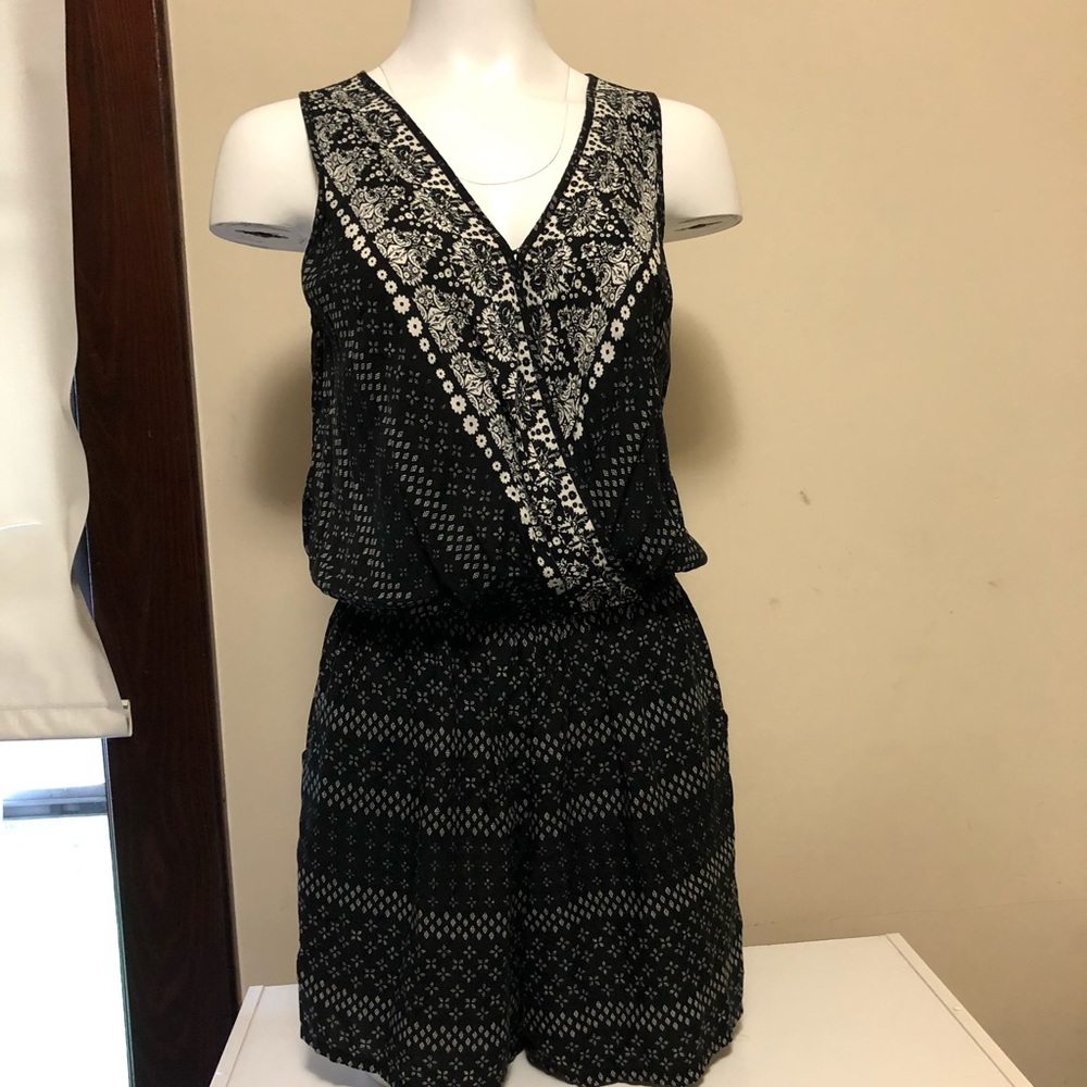 Mossimo Black/white floral romper-Like New